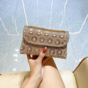 Elegante <span class=keywords><strong>Pochette</strong></span> <span class=keywords><strong>da</strong></span> <span class=keywords><strong>Sera</strong></span> <span class=keywords><strong>Argento</strong></span> con Strass Floreali; Borsa a Tracolla con Patta e Catena Rimovibile - Product Image 5