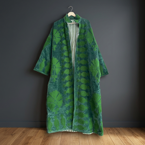 Vente en gros de manteaux longs en velours vert foncé faits à la main sur mesure avec broderie appliquée motif grenade vert ton sur ton - Product Image 2
