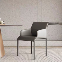 Chaise de salle à manger moderne en cuir, fauteuil ergonomique avec structure en acier et pieds métalliques, idéal pour la maison, l'hôtel et la villa