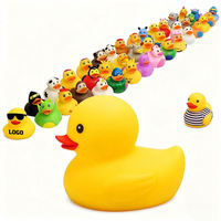 Canard en caoutchouc vinyle personnalisé avec logo, jouet de bain flottant qui couine, canard avec le doigt d'honneur, cadeau promotionnel de Noël pour enfants, vente en gros d'usine