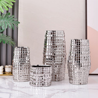 Vase en porcelaine blanche géométrique abstraite, minimaliste, moderne, subtilement luxueux, finitions électro-plaquées or et argent, décoration de maison pour Pâques