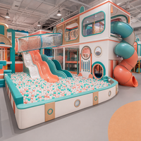 Aire de jeux intérieure avec fosse à balles turquoise pastel, tour à plusieurs niveaux et toboggans ouverts pour les exploitants de centres de divertissement familial (FEC)