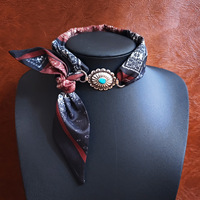 Écharpe en soie plissée métallique Comiya Western avec pendentifs électroplaqués à extrémités ouvertes – Collier élégant et polyvalent