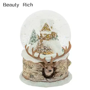 鹿と子鹿の家族デザインのクリスマススノーグローブ、51/2インチ