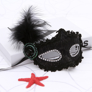 Piccola maschera di bellezza da principessa in stile veneziano con piume laterali per decorazioni per feste - Product Image 6