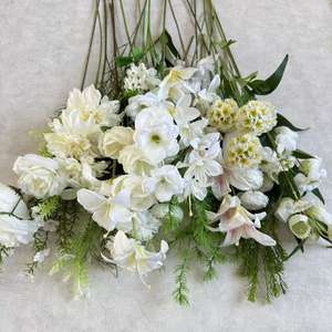 Composizioni Floreali Artificiali Serie Bianca - Rose, Gigli, Tulipani e Ortensie per Oggetti di Scena Fotografici e Decorazioni per la Casa - Product Image 4