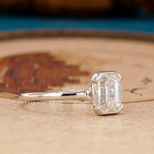 แหวนเพชรเครื่องประดับชั้นดีระดับพรีเมี่ยมมีการตั้งค่ารัศมีและหินประดับแวววาวสำหรับสไตล์ที่โดดเด่น - Product Image 1