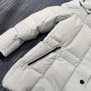 Chaqueta de Plumón <span class=keywords><strong>con</strong></span> <span class=keywords><strong>Capucha</strong></span> Gris Claro, Cintura Ajustable <span class=keywords><strong>con</strong></span> Cordón, Bolsillos <span class=keywords><strong>con</strong></span> Cremallera y Cierre a Presión, Corte Ajustado, Abrigo Cálido de Invierno, Venta al Por Mayor - Product Image 4