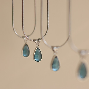 Collier tendance en acier inoxydable avec pendentif goutte d'eau vert translucide et saphir bleu océan, chaîne maille serpent - Product Image 5
