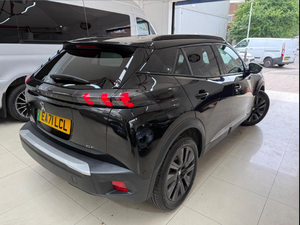 <span class=keywords><strong>Peugeot</strong></span> <span class=keywords><strong>E</strong></span>-<span class=keywords><strong>2008</strong></span> d'occasion <span class=keywords><strong>2023</strong></span>, noir, 50 kWh, GT Premium, automatique, 5 portes, boîte de vitesses automatique, conduite à gauche, sièges en cuir, caméra arrière, transmission arrière, SUV - Product Image 6
