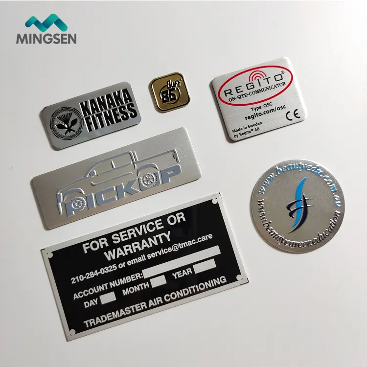 Autocollant en métal de logo de marque personnalisée brossé en acier inoxydable auto-adhésif en métal plaque signalétique