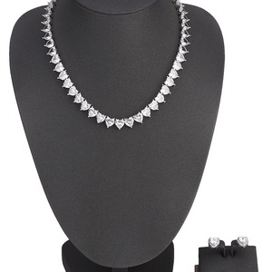 Collier ras-de-cou de luxe en or blanc 18 carats avec diamants en forme de cœur entier, collier éternité en diamants de laboratoire à taille cœur continue - Product Image 2