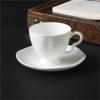Service à thé moderne vintage en porcelaine fine anglaise blanche avec bordure dorée, tasses et soucoupes en céramique écologiques de 250 ml