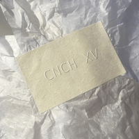 Autocollant en papier texturé haut de gamme personnalisé, autocollant de logo en gros, autocollant gaufré pour emballage de bougies, de parfums et de canettes