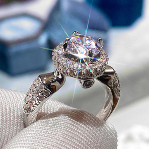 Anillo de Diamantes de Oro Blanco para Mujer F649, Corte Brillante Redondo, Color G Natural, Anillo de Compromiso con Diamantes Laterales - Product Image 1