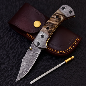 Navaja Plegable Hecha a Mano de Acero de Damasco con Mango de Cuerno de Cabra y Funda de Cuero para Uso en Exteriores - Product Image 1