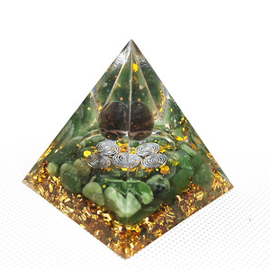 Pyramide en époxy cristal avec pierres vertes et feuille d'or, ornement de bureau Feng Shui pour la maison, le bureau et l'étude - Product Image 5