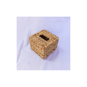 Caja de pañuelos Tissara hecha de jacinto de agua sostenible (18x18x12 cm) combina elegancia ecológica con textura natural. - Product Image 1