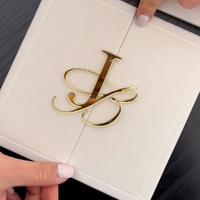 Carte d'invitation de mariage 3D personnalisée avec monogramme en acrylique doré, page intérieure imprimée en feuille d'or de luxe, papier pliable blanc