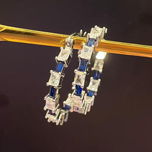 Orecchini a Cerchio in Oro Bianco E1771 con Diamanti Taglio Principessa e Zaffiri Blu, Montatura a Griffe, Classici da Donna per Uso Quotidiano - Product Image 4