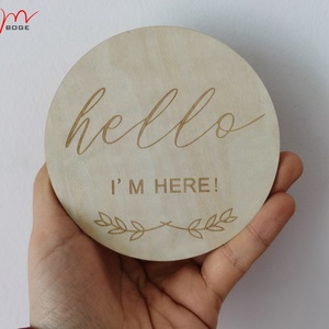 Plaque d'annonce personnalisée « Hello World, <span class=keywords><strong>je</strong></span> <span class=keywords><strong>suis</strong></span> <span class=keywords><strong>là</strong></span> », en bois découpé au laser, accessoire photo, conçue et personnalisée - Product Image 5