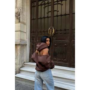 Sudadera con capucha marrón de alta calidad para mujer, con cremallera, estilo streetwear, bordado de letras de hip hop, pedrería, aberturas, abrigo de invierno - Product Image 3