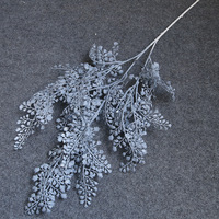 Arrangements floraux artisanaux en soie artificielle gris bleu brume profonde pour la décoration de salles de mariage et de la Saint-Valentin