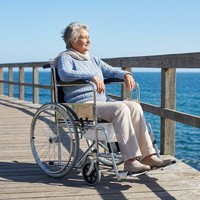 Fauteuil roulant manuel avec cadre en acier chromé, capacité de charge de 100 kg, chaise de transport médical pour patients d'hôpital, vente en gros OEM