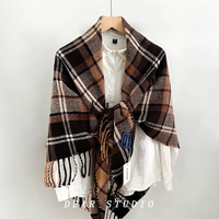 Châle triangulaire à carreaux pour femme, poncho imitation cachemire avec pompon sur un côté
