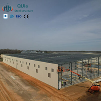 Hangar industriel de grande envergure, structure en acier, atelier, entrepôt pour centre de logistique et de distribution