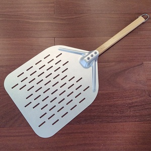 YINHAO Spatule à <span class=keywords><strong>pizza</strong></span> professionnelle en aluminium 14x12 pouces avec manche en bois amovible, pelle à <span class=keywords><strong>pizza</strong></span> perforée en métal pour retourner les pizzas - Product Image 6