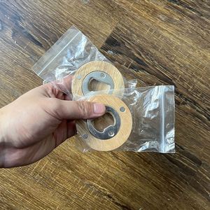 Ouvre-bouteille rond en bois personnalisable avec logo, attrape-capsules magnétique pour la décoration de bar - Product Image 1