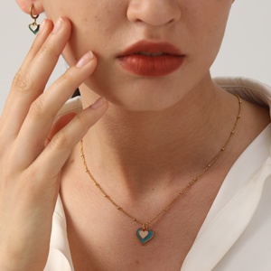 Ensemble de bijoux luxueux et mignon en acier inoxydable plaqué or 18 carats, collier avec boucles d'oreilles en forme de cœur à double couche pour femmes - Product Image 1