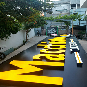 Enseigne lumineuse LED en acrylique pour magasin de détail, couleur gris argent, fixation murale, installation facile. - Product Image 2