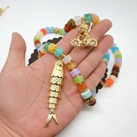 Collier d'été coloré en perles de résine avec breloques cœur, homard, poisson et tortue plaqué or
