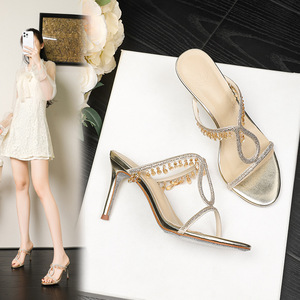 Sandalias de tacón alto estilo francés con correa de encaje, colgante de punta, cinta de diamantes de imitación, color champán, tacón de aguja y suela de goma. - Product Image 3