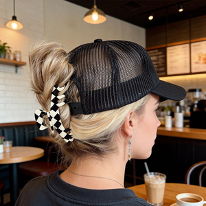 Pince à cheveux créative Y&Y 11 cm noire et blanche en forme de casquette de baseball avec pince en acétate, accessoire capillaire unisexe personnalisé en strass - Product Image 1