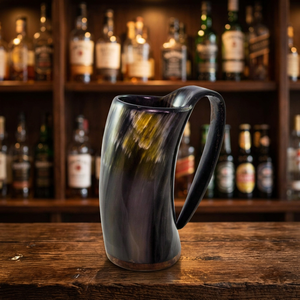 Chope à bière en corne de buffle naturelle – Écologique, faite à la main, moderne, solide, avec base en bois de séquoia, compatible lave-vaisselle, objet de collection - Product Image 1