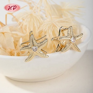 Aros Clásicos con Circonitas Transparentes en Forma de Estrella de Mar, Chapados en Oro de 18K, Estilo Vintage, Unisex - Product Image 6