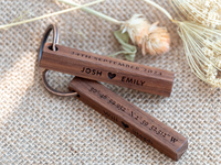 Vente en gros de porte-clés personnalisés écologiques rectangulaires pour mariage, anniversaire, avec logo imprimé à l'écran, en acier inoxydable et en bois