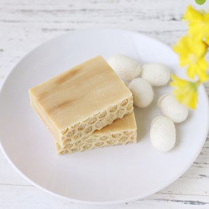 Savon solide artisanal en soie de Marseille au miel en nid d'abeille Moyu, en stock, pour femmes enceintes et nourrissons - Product Image 4