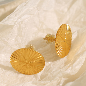 Boucles d'oreilles clous en or, motif éventail sculpté, bijoux minimalistes, boucles d'oreilles tendance - Product Image 2