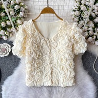 Collection Été 2026 – Cardigan Chic Femme à Fleurs 3D, Col V, Boutons Perles, Appliques Rosettes, Coupe Courte, Style Féerique et Élégant