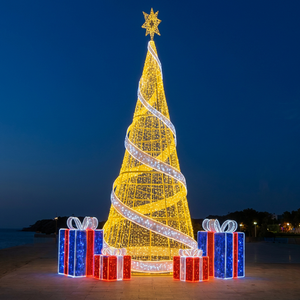 Sapin de Noël Thème Or avec Lumières LED Blanc Chaud : Apportez un Style Festif Haut de Gamme aux Hôtels, Complexes Hôteliers et Atriums de Centres Commerciaux - Product Image 1
