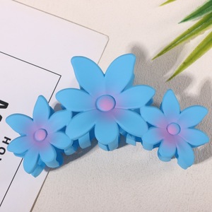 Pinza de Pelo Esmerilada para Mujer, con Tres Flores en Forma de Huevo, Color Sólido, Material Plástico, Perla y PC, para Niñas - Product Image 5