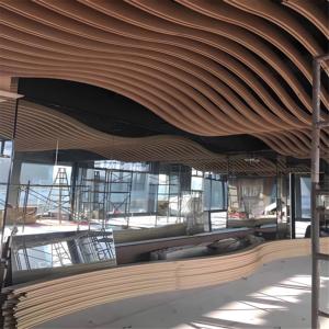 Décoration de <span class=keywords><strong>plafond</strong></span> de couloir intérieur Panneaux de <span class=keywords><strong>plafond</strong></span> en aluminium ondulés 3d aspect bois <span class=keywords><strong>Lames</strong></span> à lamelles en métal Conception de <span class=keywords><strong>faux</strong></span> <span class=keywords><strong>plafond</strong></span> Pop - Product Image 6