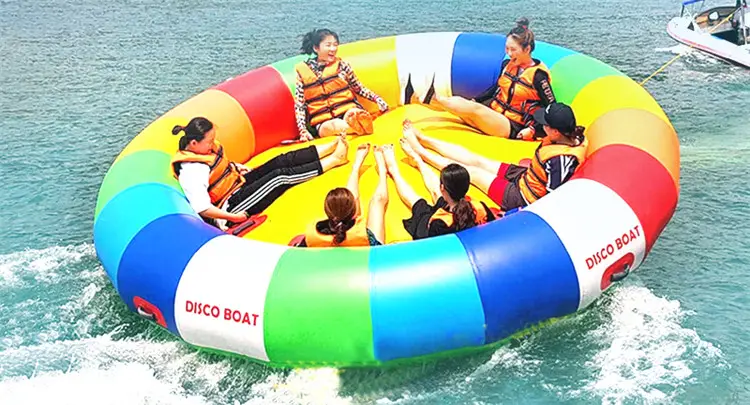 新しいデザインの水のおもちゃインフレータブルフライングボートクレイジーUFO牽引可能な水管スポーツゲーム