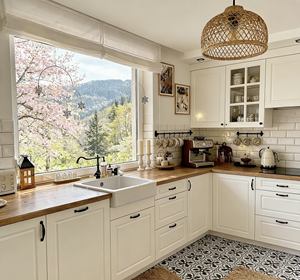 Gabinetes de Cocina Blancos Estilo Rústico Personalizados BALOM - Muebles Elegantes con Almacenamiento de Puertas de Vidrio y Detalles de Madera Rústica - Product Image 5