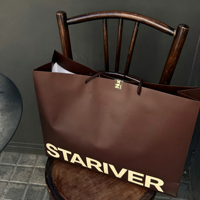 Tas Kertas Seni Cokelat Matte Custom dengan Logo Krem dan Pegangan Tali Kertas Terpilin yang Serasi untuk Kemasan Toko Pakaian Mewah