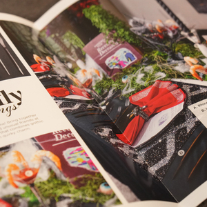 บริการออกแบบและผลิตแคตตาล็อก เมนู โบรชัวร์ สมุดพับ คุณภาพสูงแบบ OEM พร้อมบริการเย็บเข้าเล่ม ปกแข็ง เคลือบฟิล์ม ปั๊มนูน/ปั๊มจม - Product Image 5